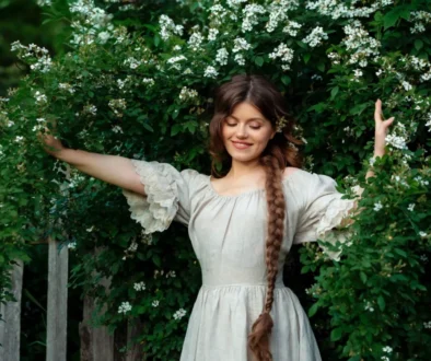 žena v jasmínovém keři