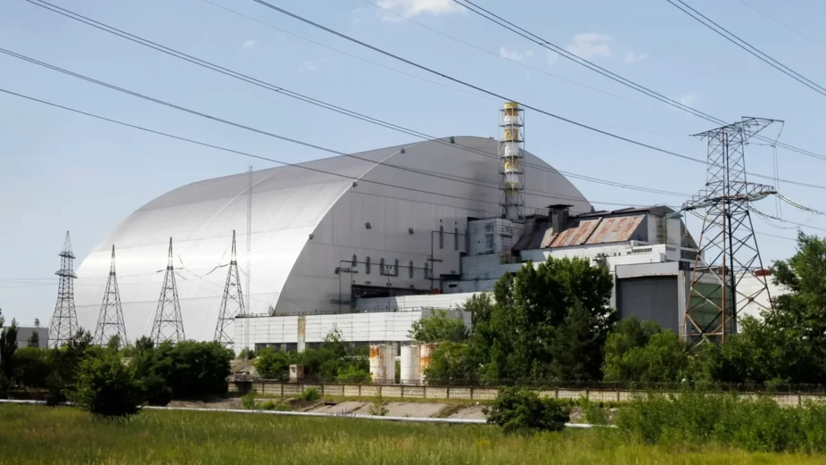 Tenhle seriál naprosto válcuje konkurenci. sarkofág nad nukleárním reaktorem v Černobylu