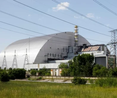 Tenhle seriál naprosto válcuje konkurenci. sarkofág nad nukleárním reaktorem v Černobylu