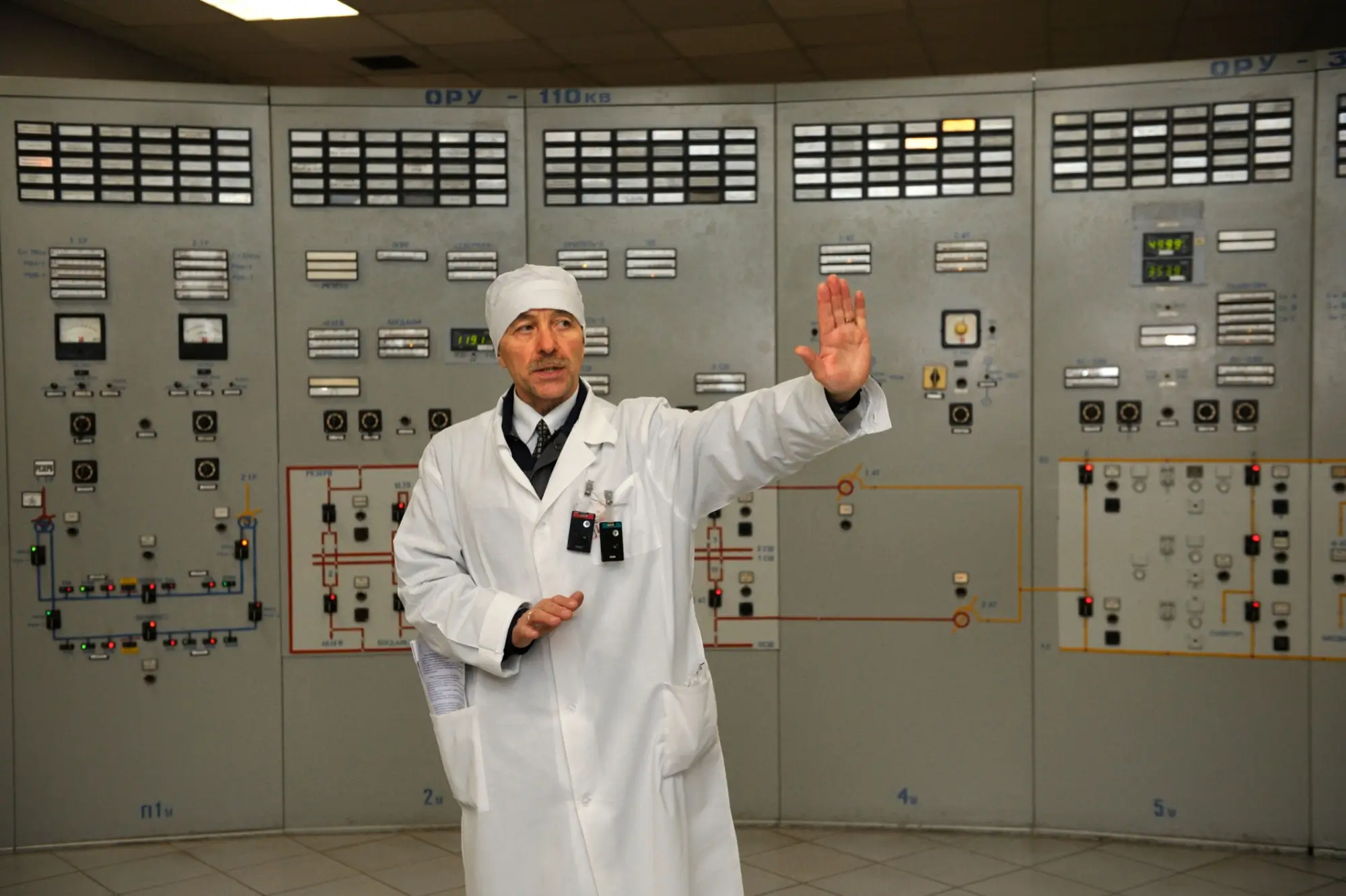 Shutterstock_2154169695 | TVGURU.cz muž v pracovním obleku u jaderného reaktoru