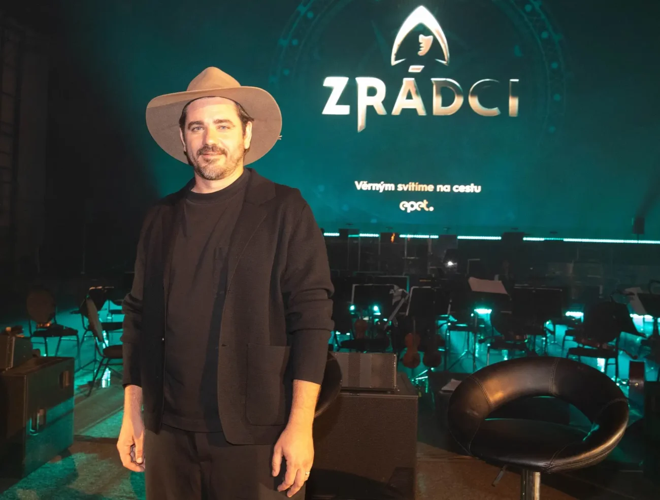 profimedia-1034247360 | TVGURU.cz Vojtěch Kotek stojí před nápisem Zrádci.