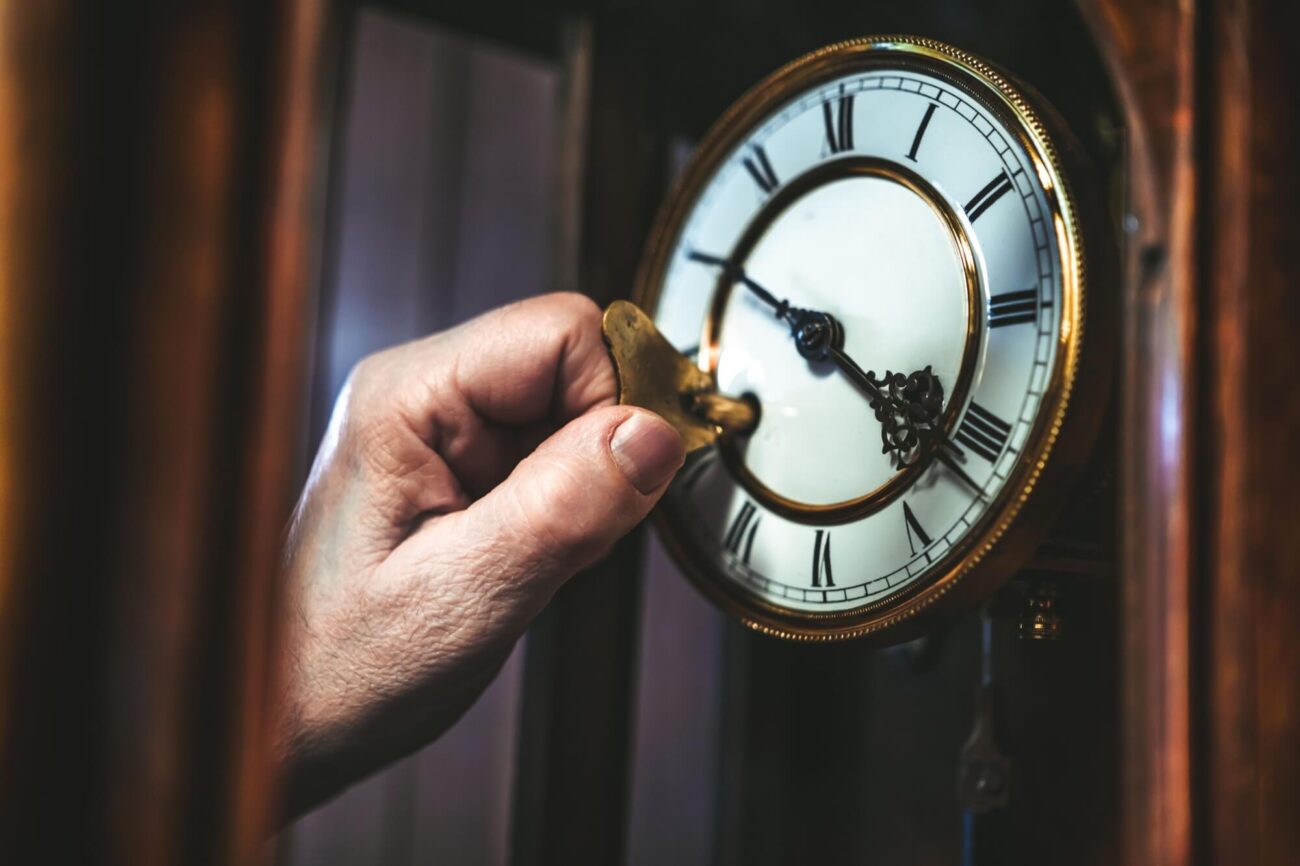 Shutterstock_2290939431 | TVGURU.cz detail na dřevěné pendlovky