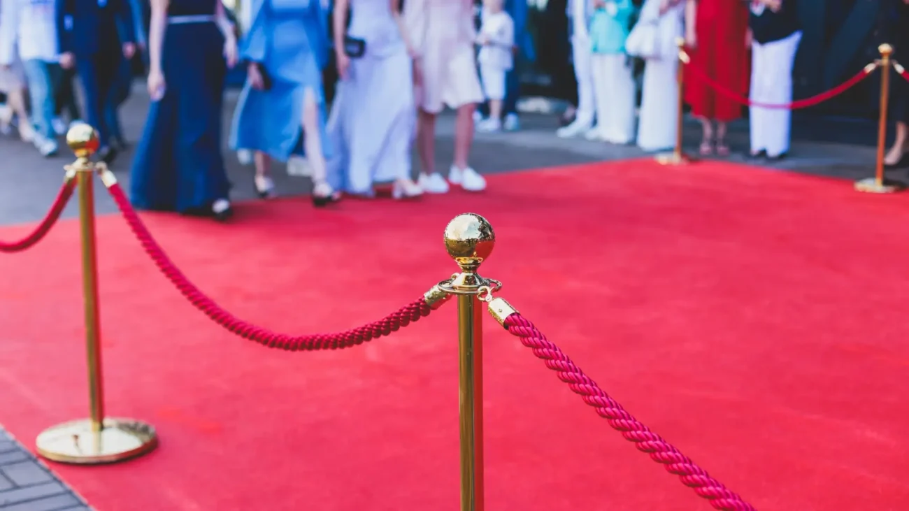 Shutterstock_2330137651 | TVGURU.cz červený koberec