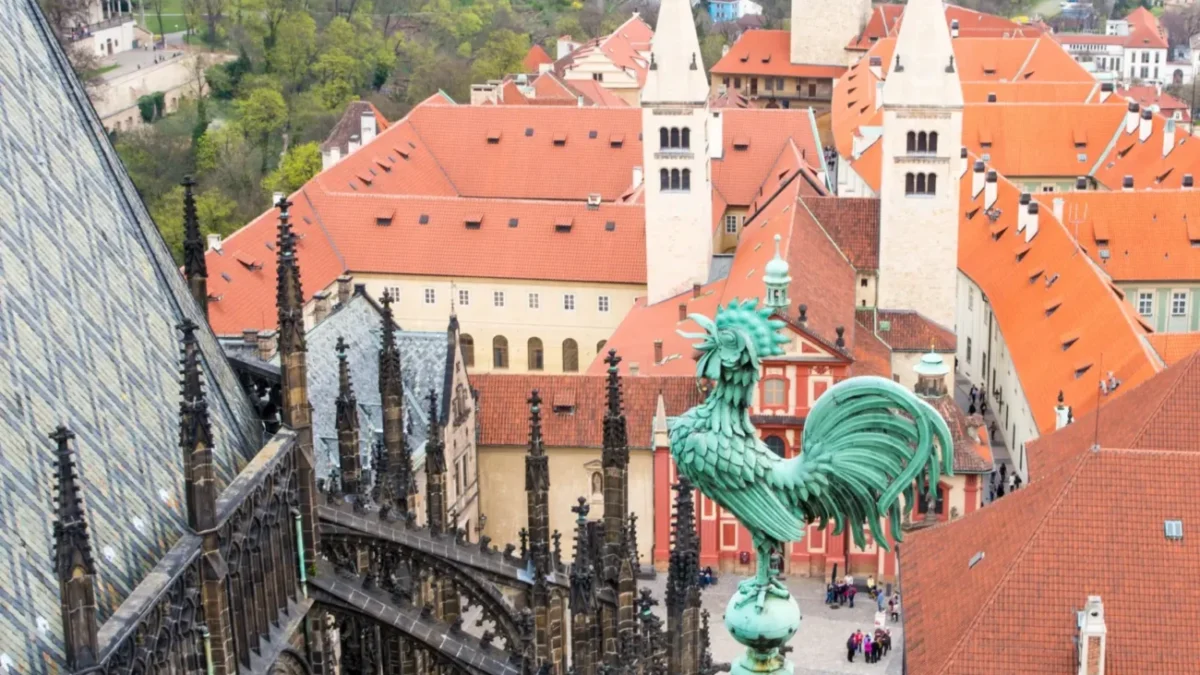 shutterstock_271775459 1 Pohled na Pražský hrad ze svatovítské katedrály.