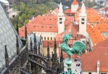 Pohled na Pražský hrad ze svatovítské katedrály.