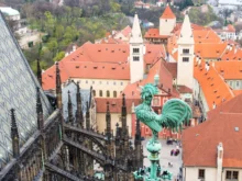 Pohled na Pražský hrad ze svatovítské katedrály.