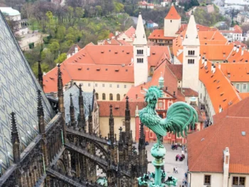 Pohled na Pražský hrad ze svatovítské katedrály.