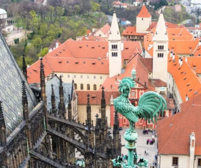 shutterstock_271775459 1 Pohled na Pražský hrad ze svatovítské katedrály.
