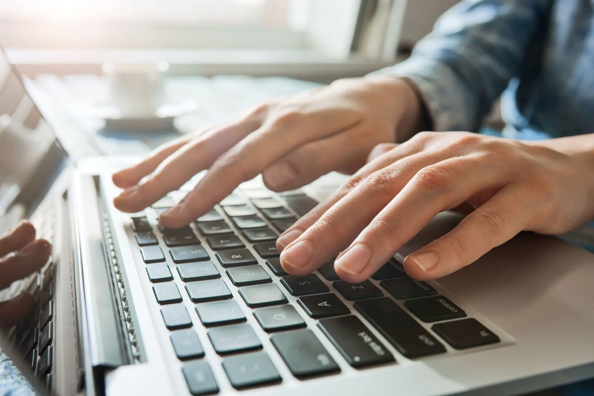 Shutterstock_653883355 | TVGURU.cz psaní na notebooku