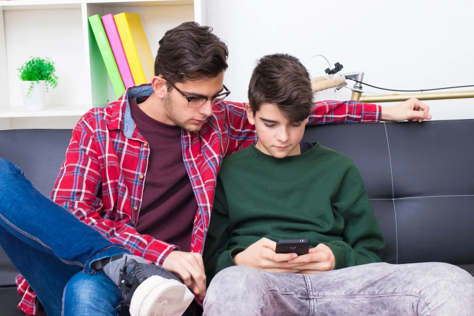 Shutterstock_781467400 | TVGURU.cz kluci sledují telefon