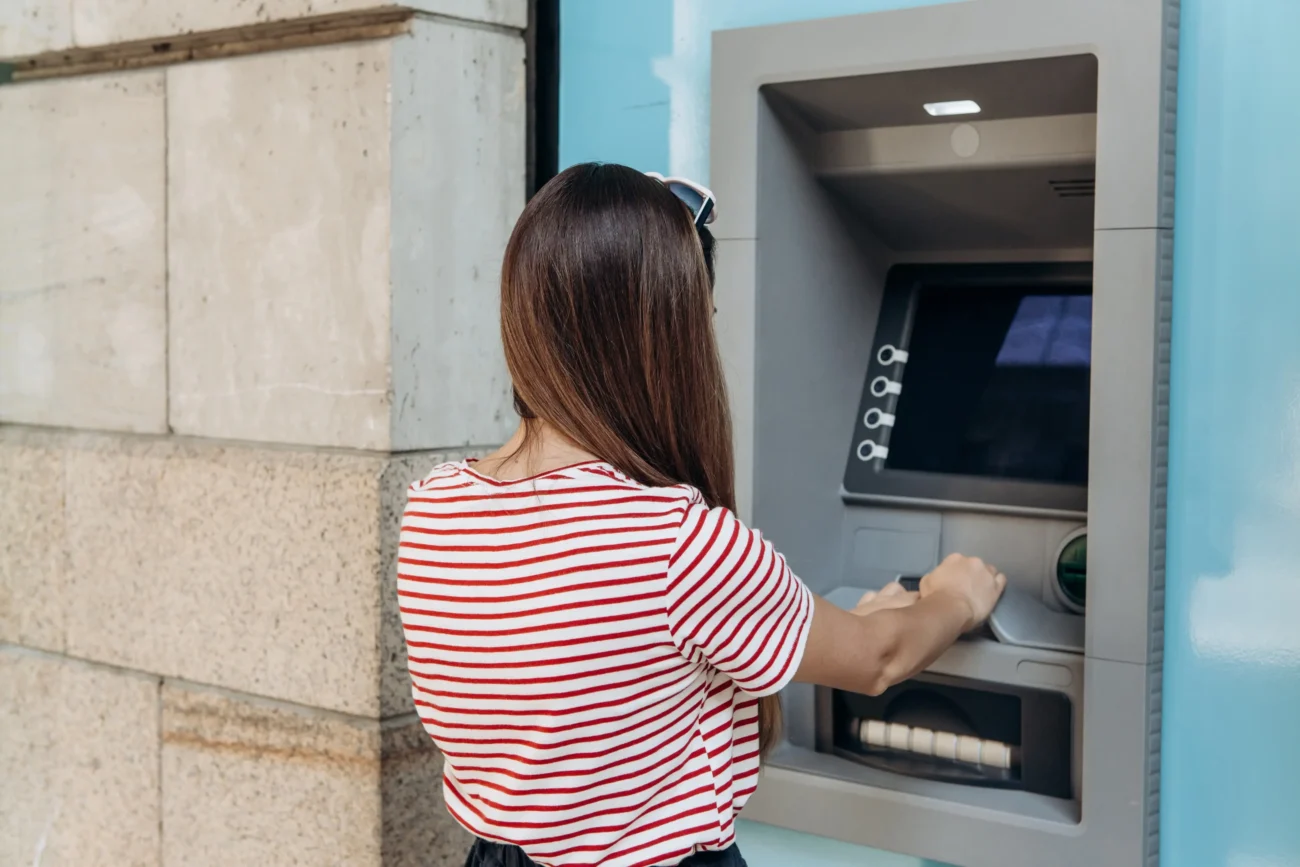 shutterstock_1235531869 1 | TVGURU.cz Bankomat.
