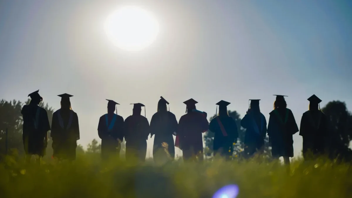 shutterstock_2563893749 1 Absolventi.