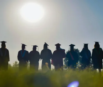 shutterstock_2563893749 1 Absolventi.