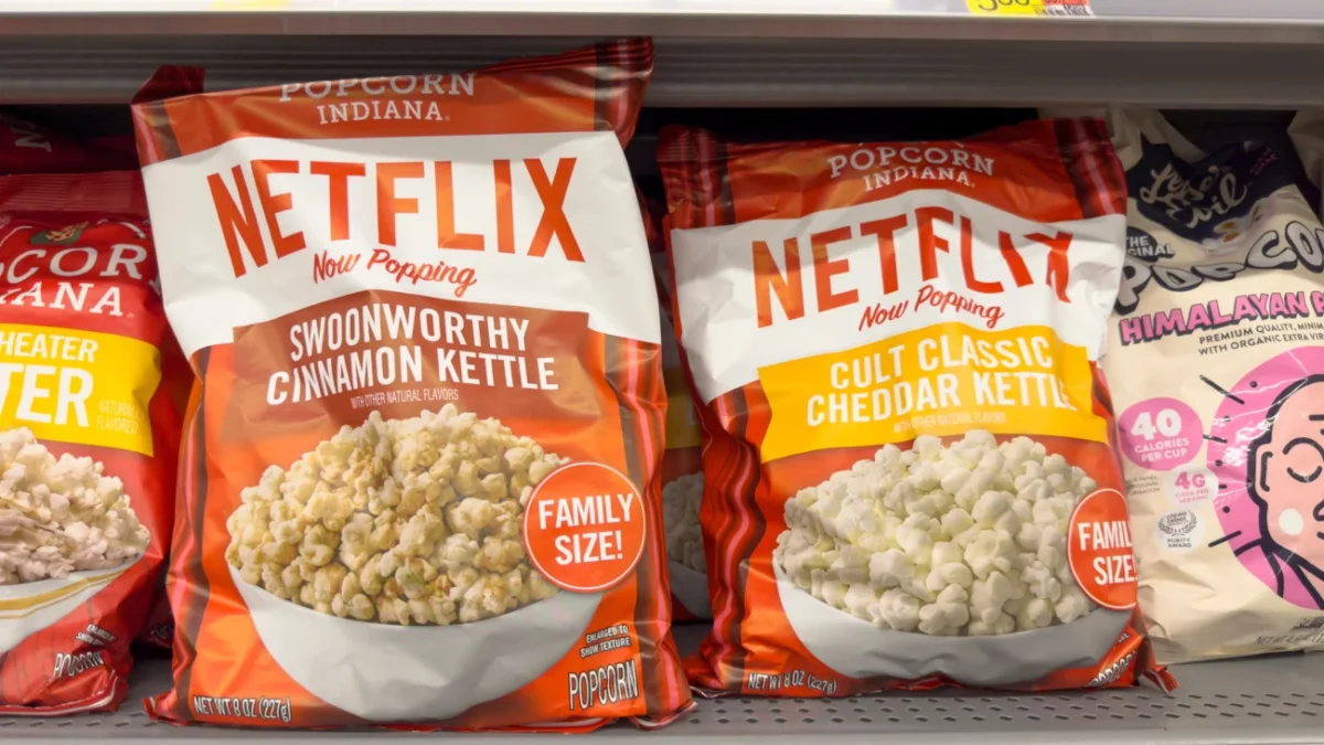 shutterstock_2506346571 Los Angeles, Kalifornie: pohled na několik balení popcornu značky Popcorn Indiana s logem Netflix, (vystaveno v místním obchodě s potravinami)