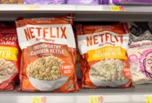 Los Angeles, Kalifornie: pohled na několik balení popcornu značky Popcorn Indiana s logem Netflix, (vystaveno v místním obchodě s potravinami)