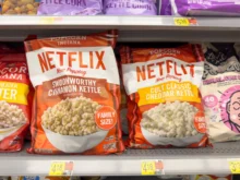 Los Angeles, Kalifornie: pohled na několik balení popcornu značky Popcorn Indiana s logem Netflix, (vystaveno v místním obchodě s potravinami)