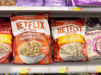 Los Angeles, Kalifornie: pohled na několik balení popcornu značky Popcorn Indiana s logem Netflix, (vystaveno v místním obchodě s potravinami)