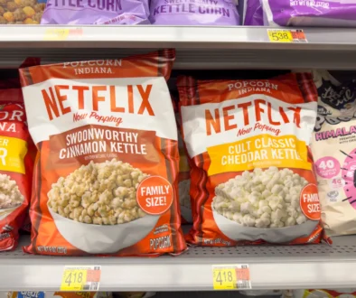 shutterstock_2506346571 Los Angeles, Kalifornie: pohled na několik balení popcornu značky Popcorn Indiana s logem Netflix, (vystaveno v místním obchodě s potravinami)