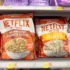 Los Angeles, Kalifornie: pohled na několik balení popcornu značky Popcorn Indiana s logem Netflix, (vystaveno v místním obchodě s potravinami)