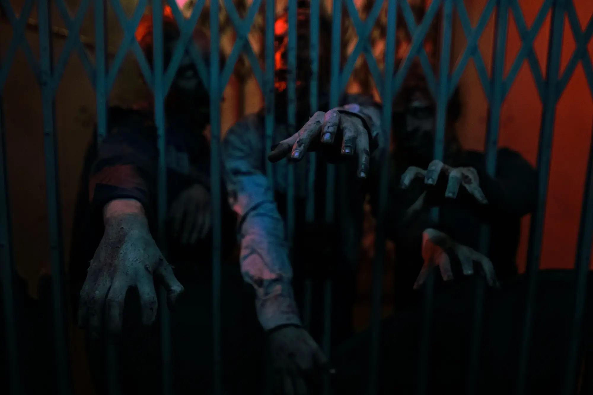 Shutterstock_2119490360 | TVGURU.cz zombie se snaží dostat přes zamřížované dveře