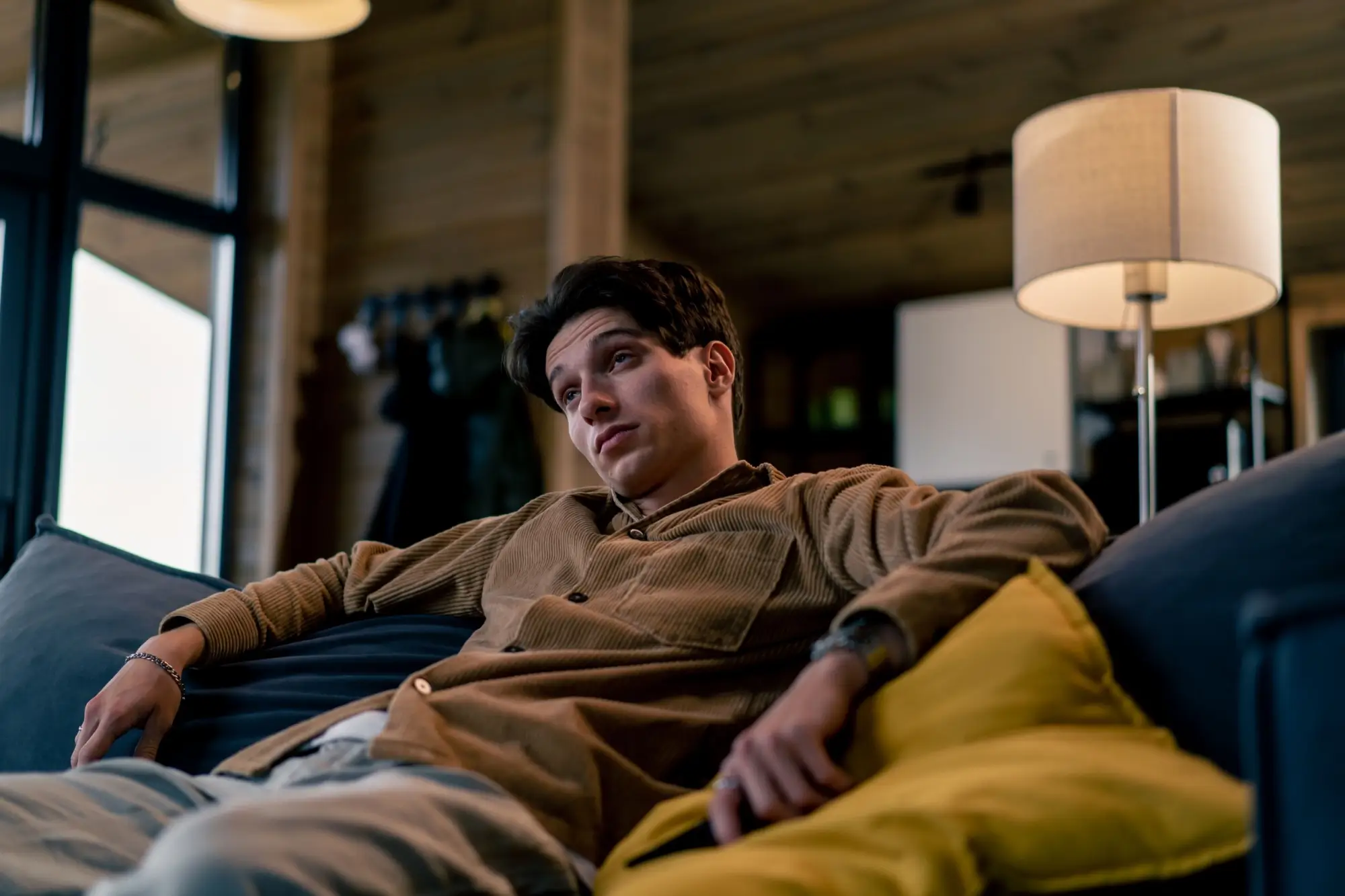 Shutterstock_2381753811 | TVGURU.cz znuděný muž na gauči sleduje televizi