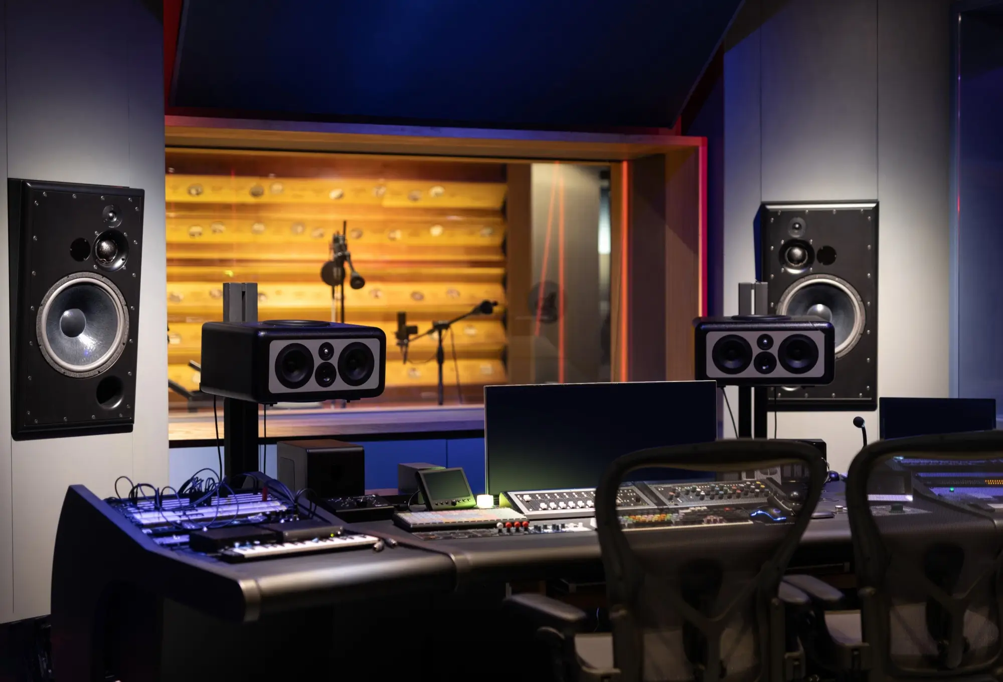 Shutterstock_2417456225 | TVGURU.cz fotka místnosti nahrávacího studia