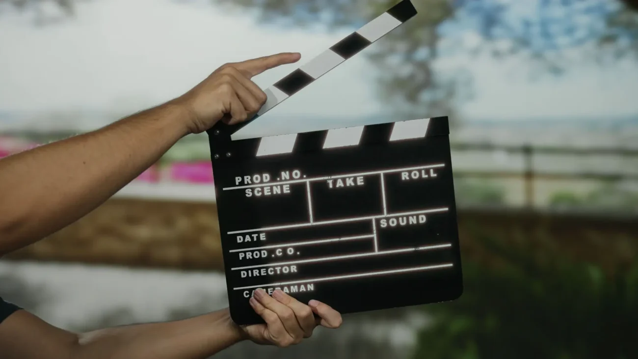 Tenhle film dobyl celý svět navzdory všem očekáváním. | TVGURU.cz osoba drží filmovou klapku