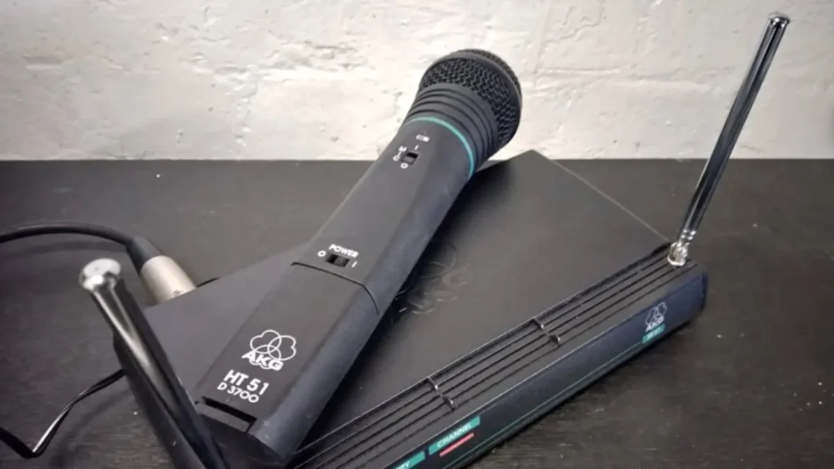 mikrofon na stole s aparaturou