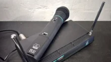 mikrofon na stole s aparaturou