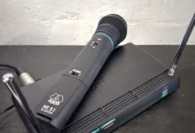 mikrofon na stole s aparaturou