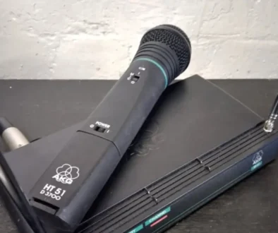 mikrofon na stole s aparaturou