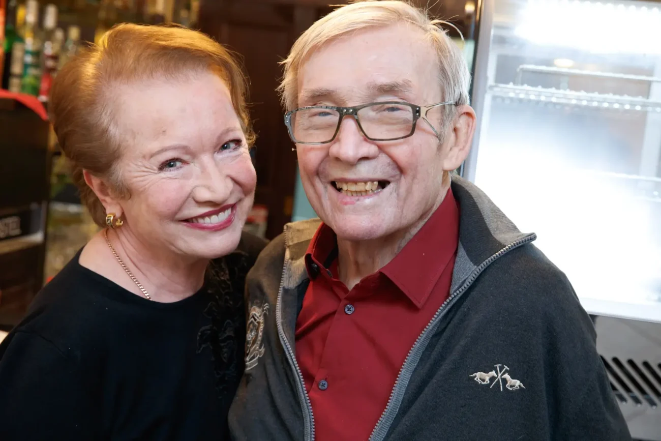 Hana Maciuchová se usmívá vedle pana Jelínka.