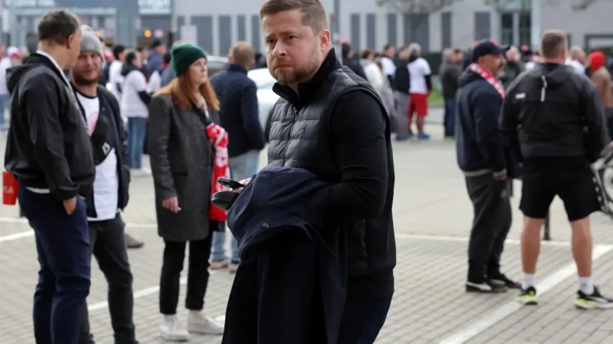 profimedia-0917651487 Aleš Michl stojí před fotbalovými fanoušky.