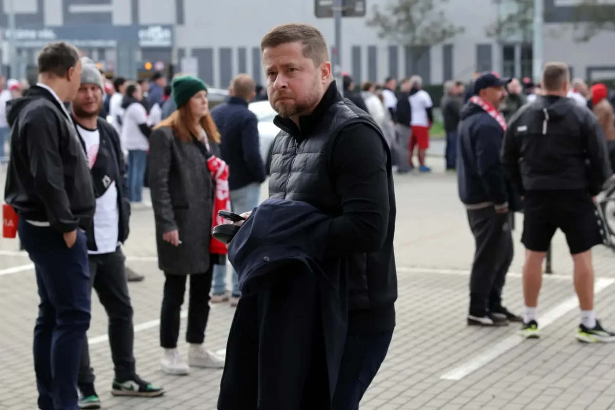 Aleš Michl stojí před fotbalovými fanoušky.