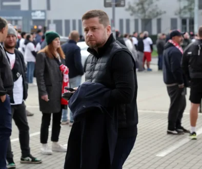 profimedia-0917651487 Aleš Michl stojí před fotbalovými fanoušky.