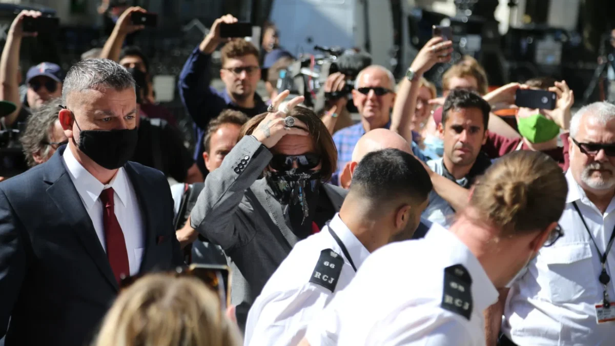 shutterstock_1780596128-2 Johhny Depp je v obklopení lidí.