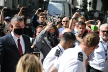 Johhny Depp je v obklopení lidí.