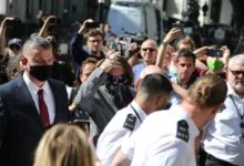 Johhny Depp je v obklopení lidí.