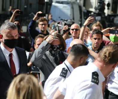 shutterstock_1780596128-2 Johhny Depp je v obklopení lidí.