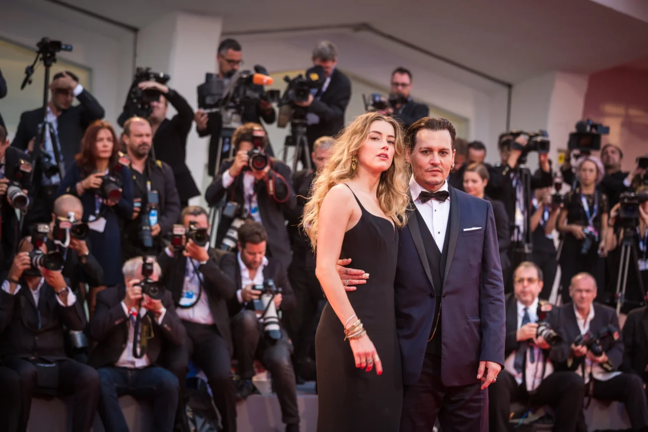 shutterstock_313364720-2 | TVGURU.cz Amber Heard stojí vedle Deppa a jsou v obklopení novinářů.
