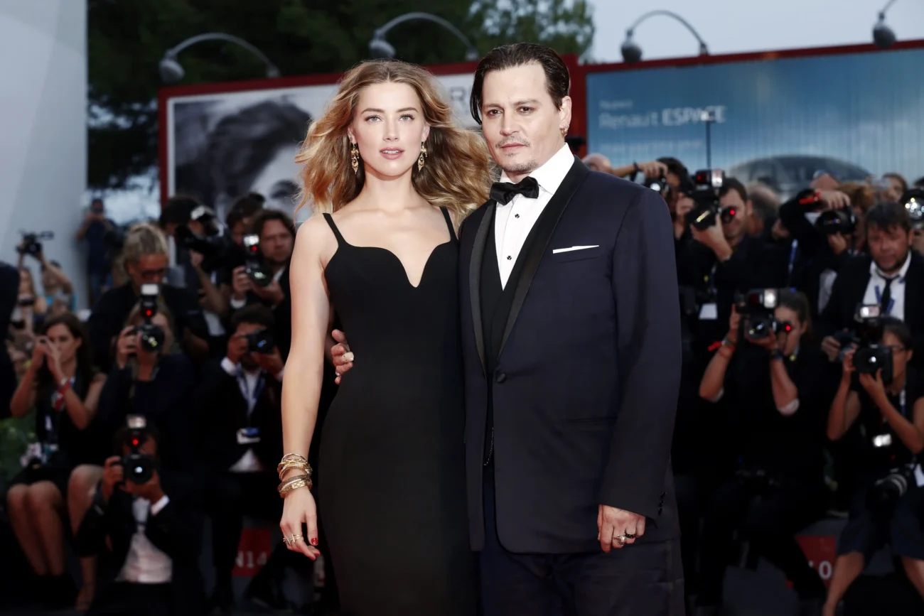 shutterstock_337090274-2 | TVGURU.cz Johnny Depp stojí vedle Amber Heard.