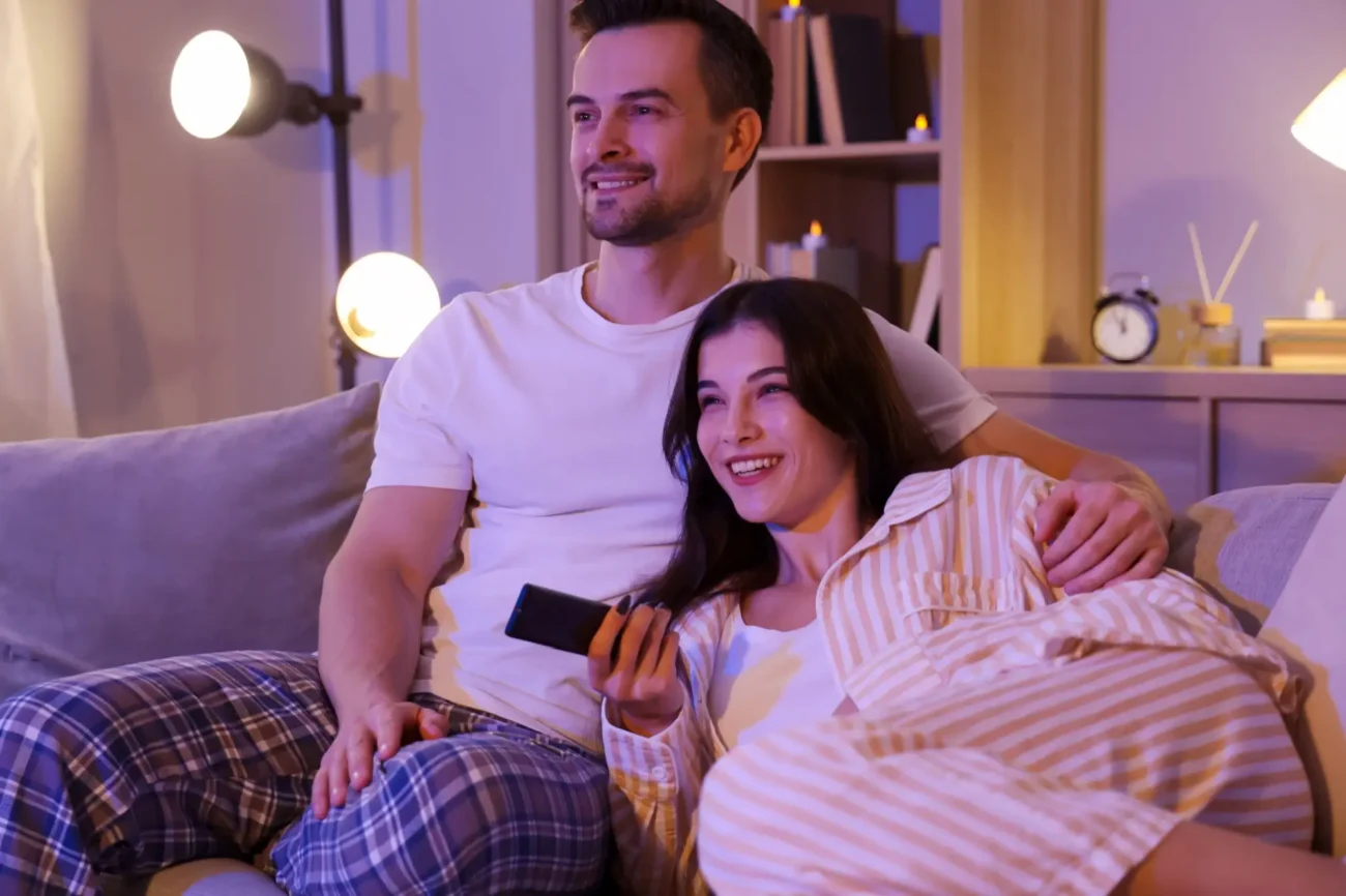 Shutterstock_2396543809 | TVGURU.cz pár sleduje televizi