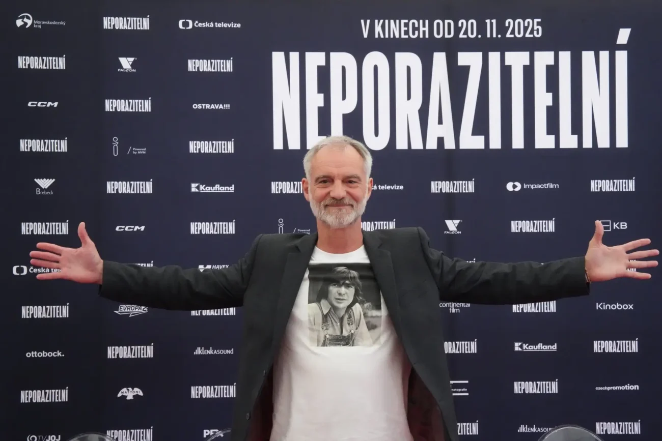 profimedia-1020033234-min | TVGURU.cz muž před plakátem