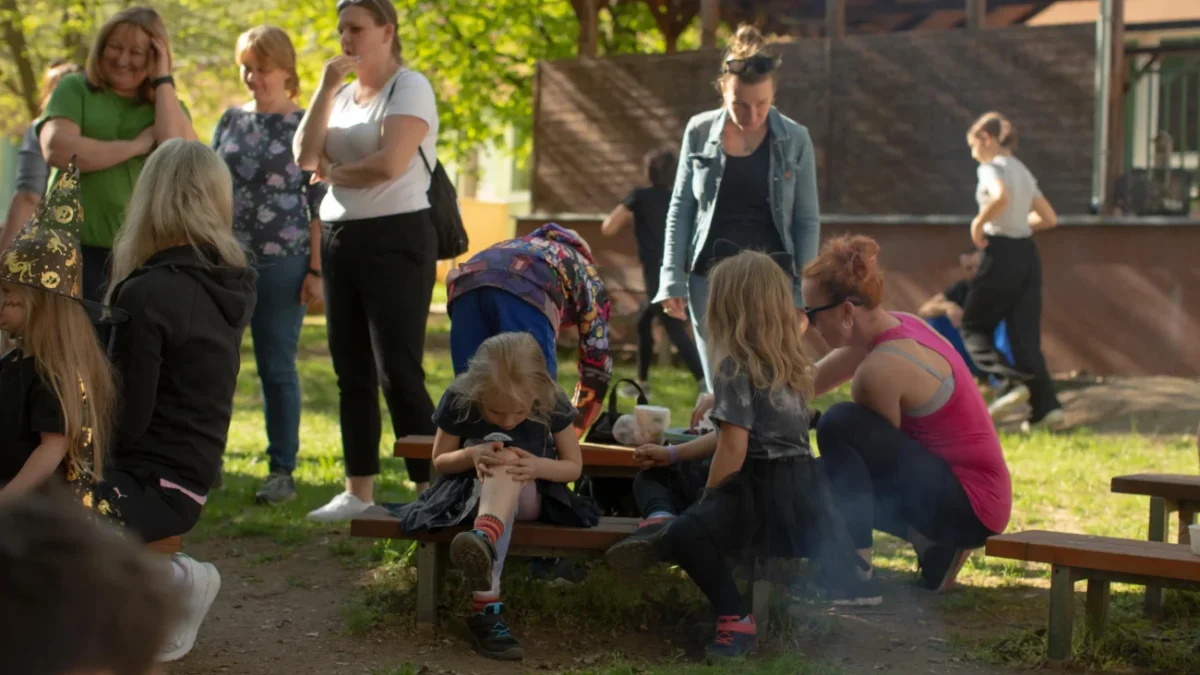 shutterstock_2620435223-min lidé na hřišti