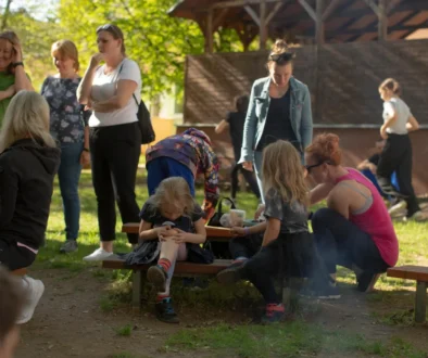 shutterstock_2620435223-min lidé na hřišti