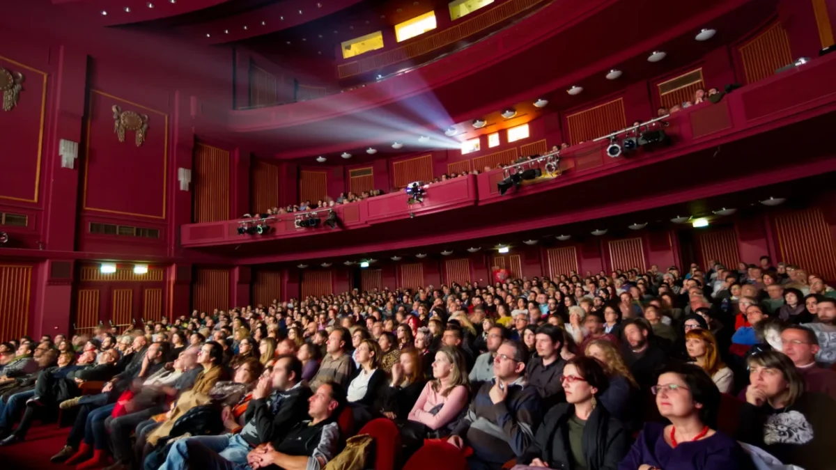 shutterstock_285448307 1-min lidé sedící v kině