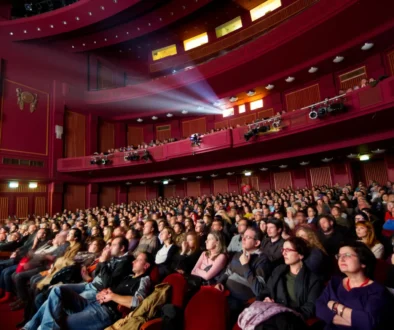 shutterstock_285448307 1-min lidé sedící v kině