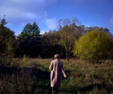 shutterstock_2651192779 1 Žena v přírodě.