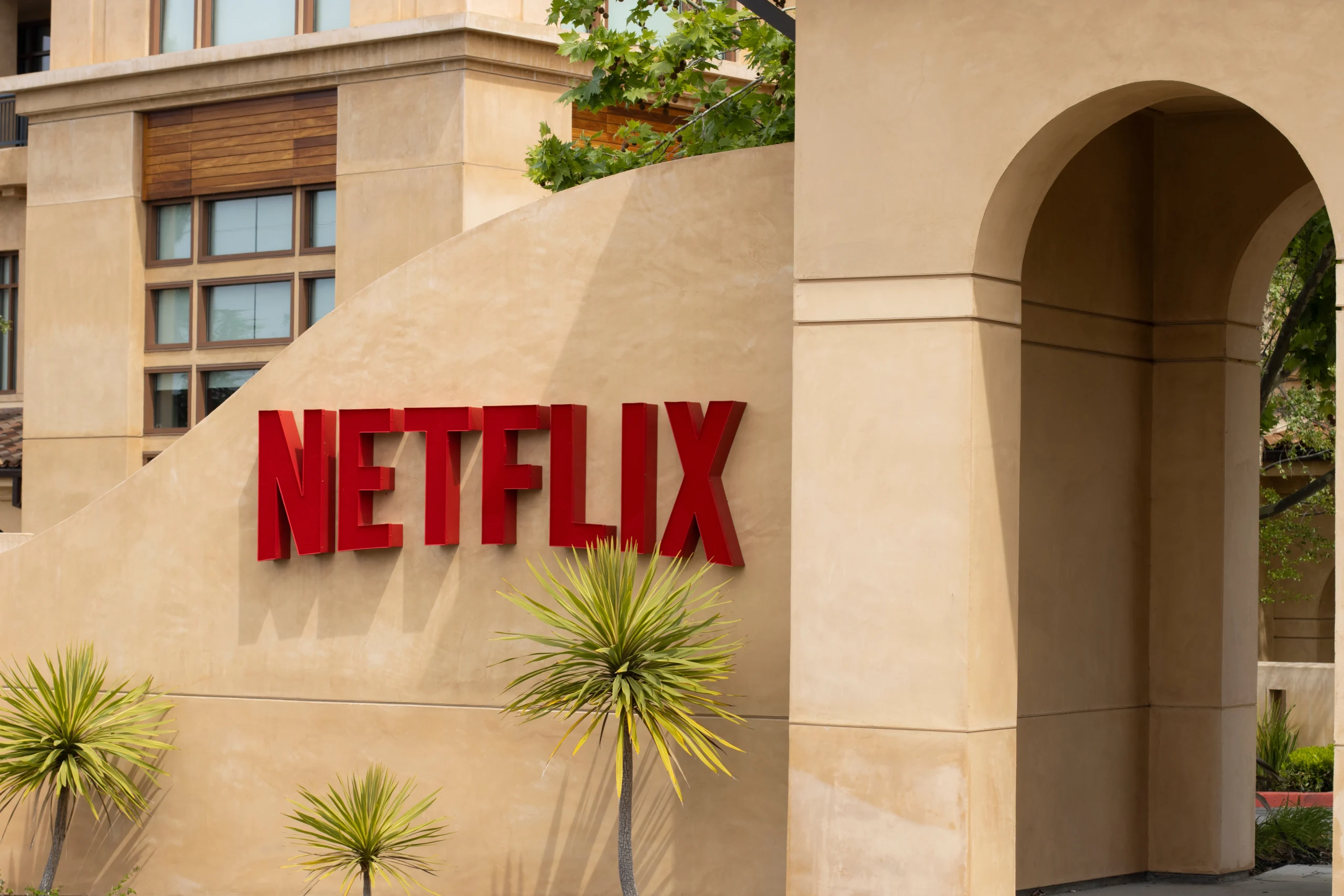 shutterstock_2153154567 | TVGURU.cz Los Gatos, Kalifornie, USA: Logo Netflixu u hlavního vchodu do centrály společnosti v kalifornském městě Los Gatos. Netflix je předplacená streamovací služba a produkční společnost.