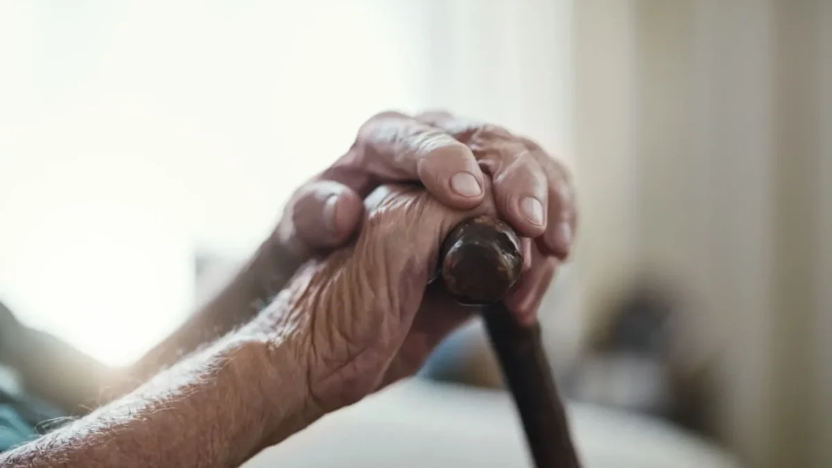 Češi mají zajetý tenhle rituál. Neví ale, že si tím škodí. starý muž se opírá o hůlku
